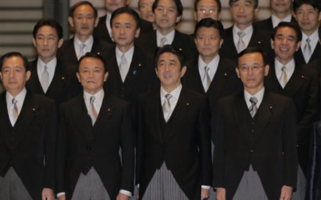 Thủ tướng Abe và Nội các của ông khi mới nhậm chức.